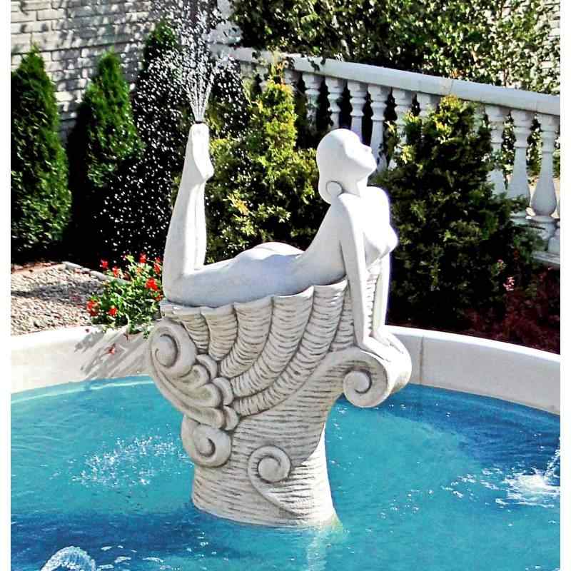 Frau posierend in einer Muschel – Überlauffigur