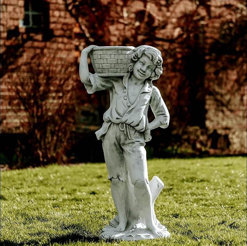 Junge mit Korb auf der Schulter