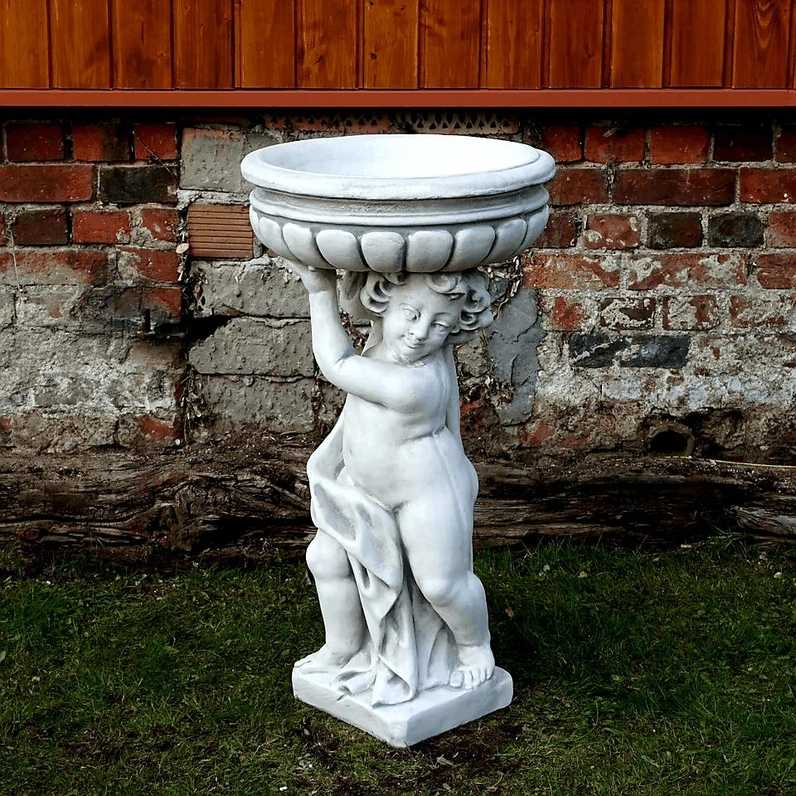 Junge mit Pflanzenschale über dem Kopf Links