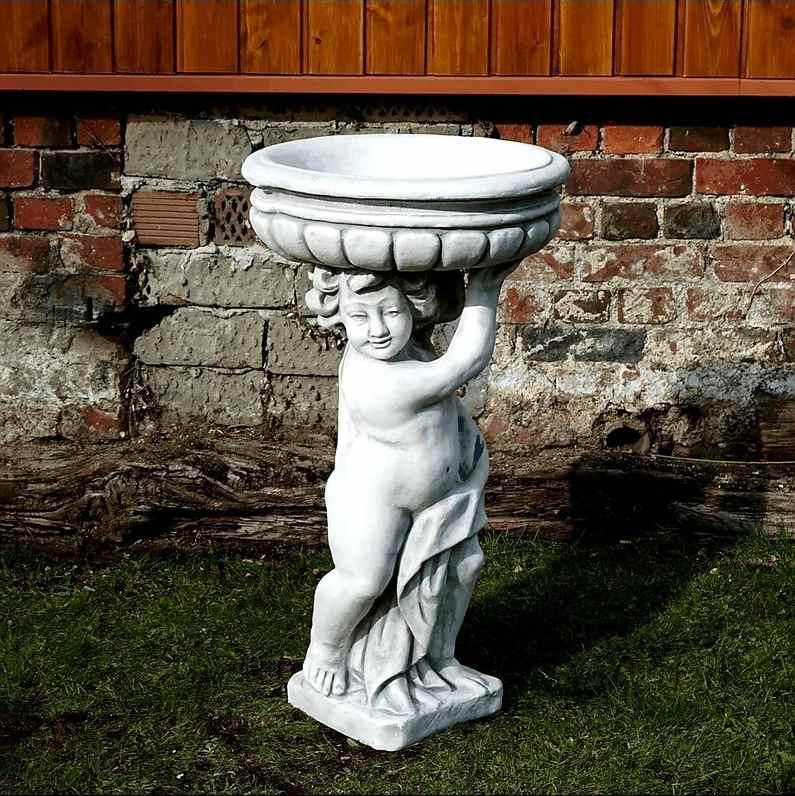 Junge mit Pflanzenschale über dem Kopf Rechts