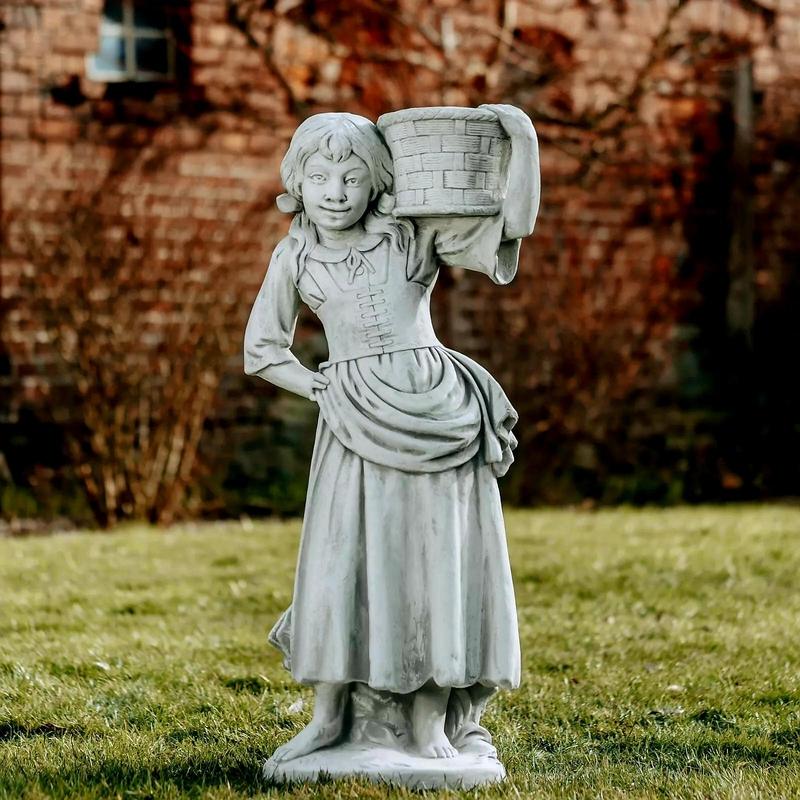 Mädchen mit Korb auf der Schulter