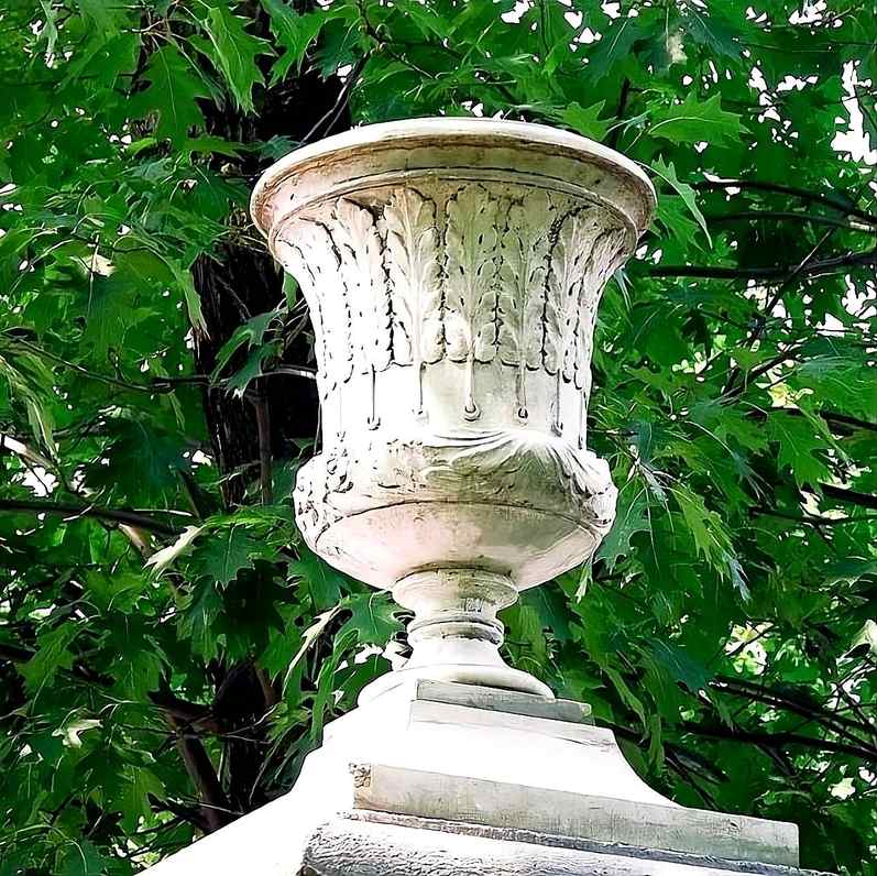 Pflanzenschale Kielich auf Podest