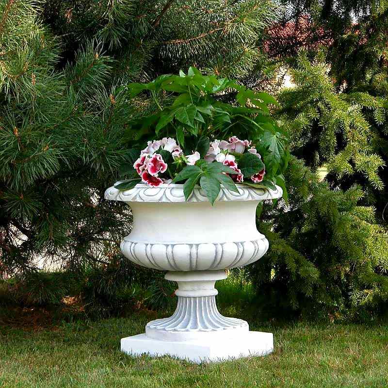 Pflanzenschale Verzierter Kelch auf Fuß