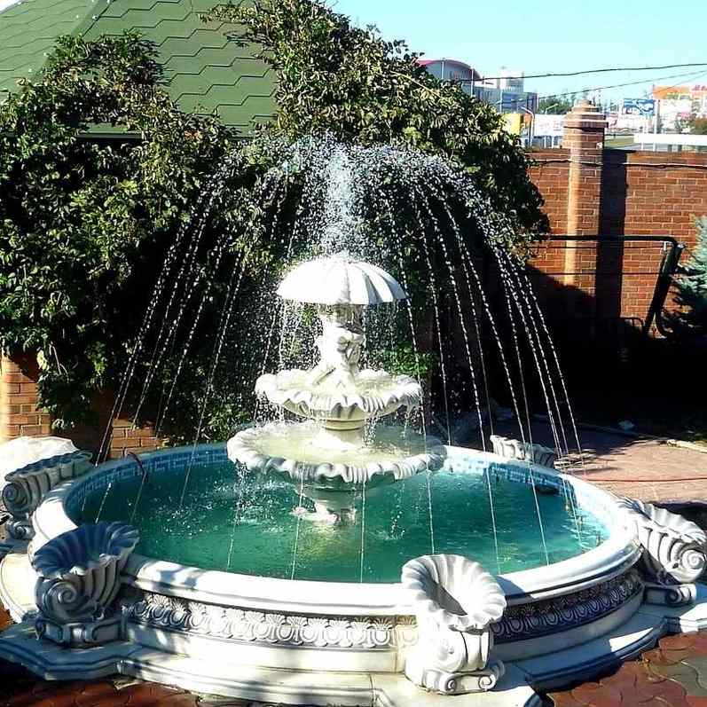 Set Springbrunnen Amor unter dem Regenschirm + Brunnenbecken Marino Groß