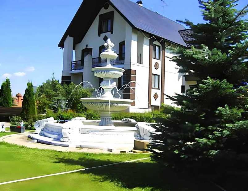 Großer Gartenbrunnen aus Steinguss