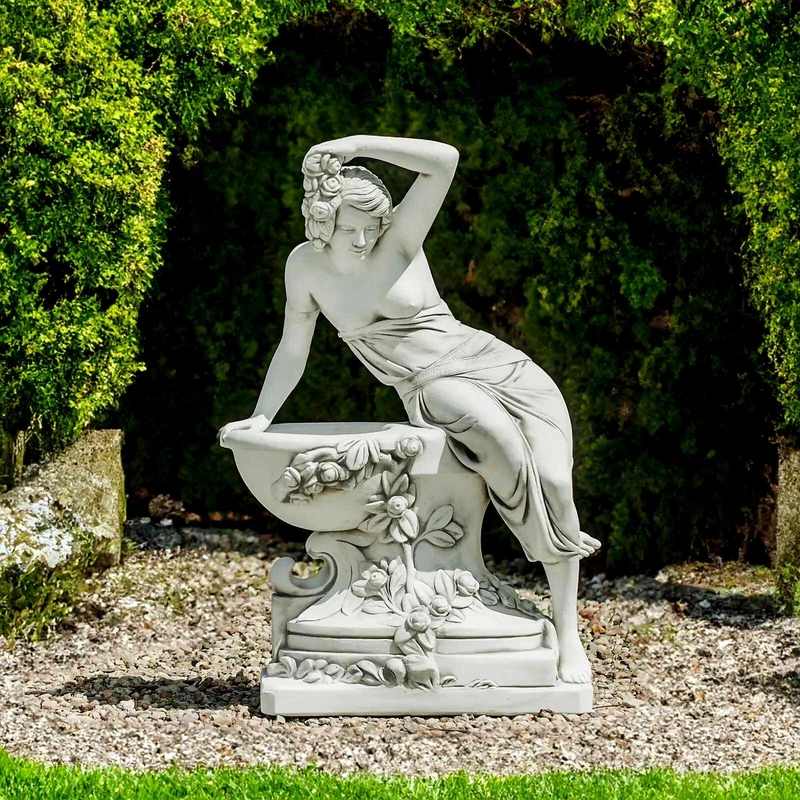 Sitzende Dame mit Blumen