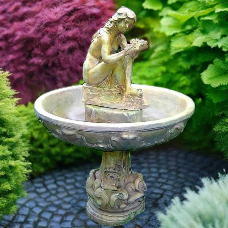 Springbrunnen mit Mädchen und Rosen