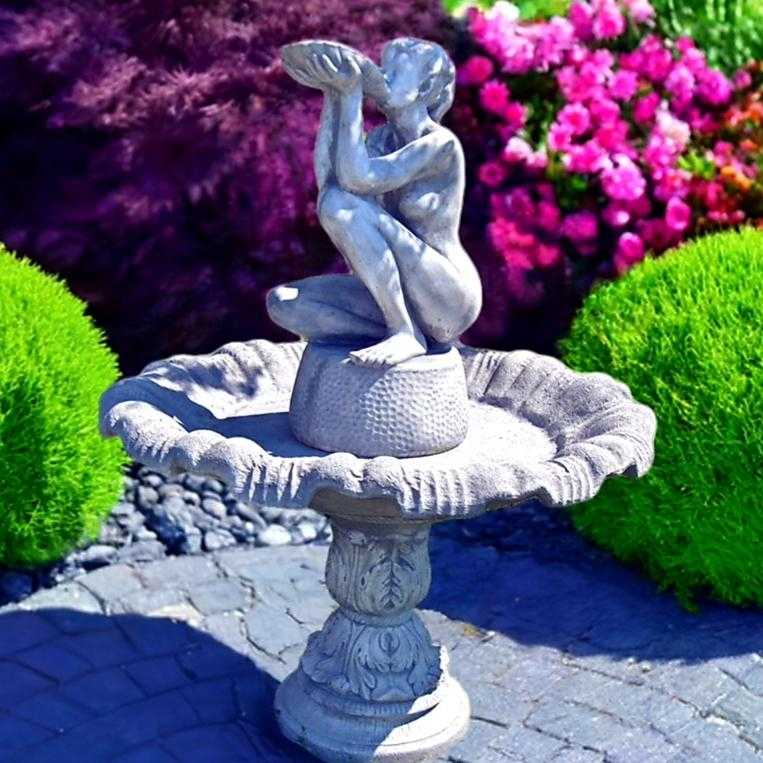 Springbrunnen mit Mädchen