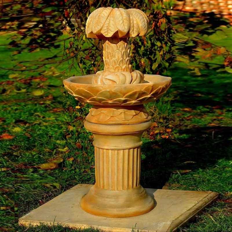 Springbrunnen mit Palme