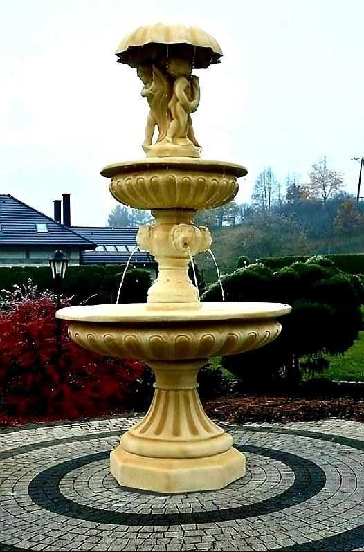 Springbrunnen Neptun mit Regenschirm