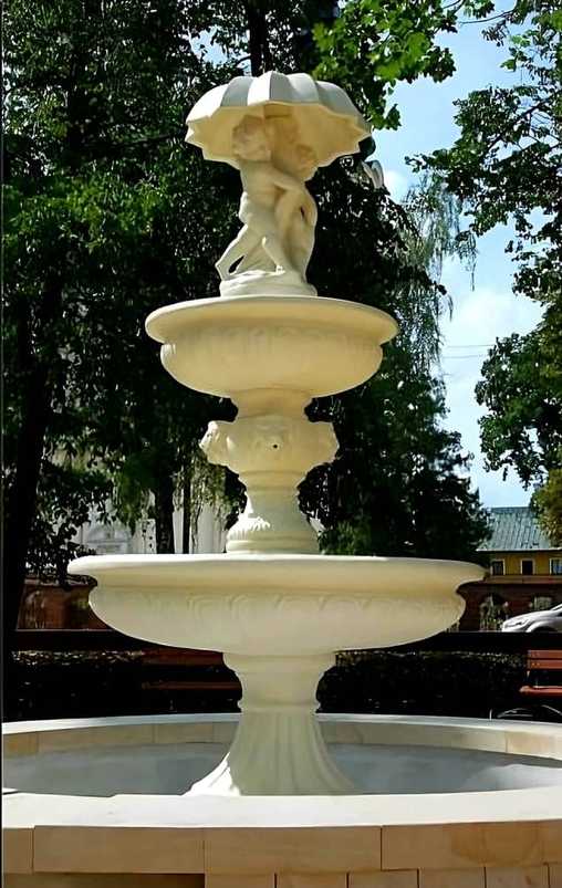 Springbrunnen Neptun mit Regenschirm Ansicht 2