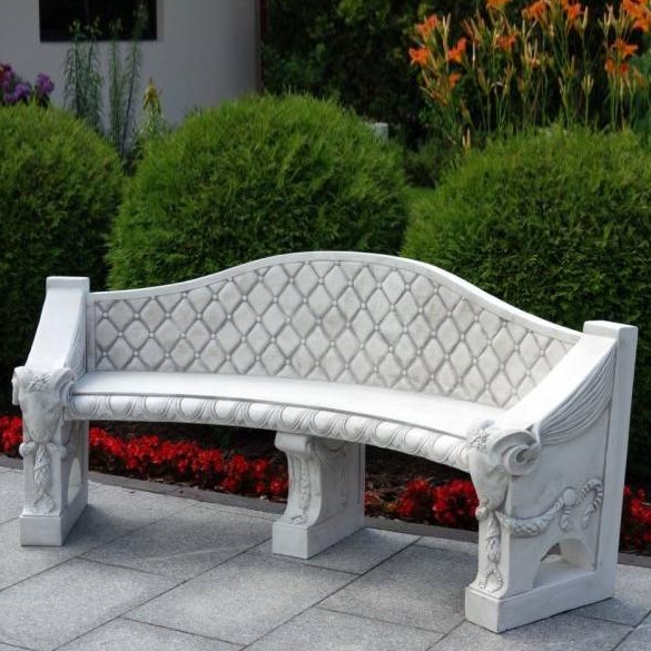 Steinbank mit Schafen