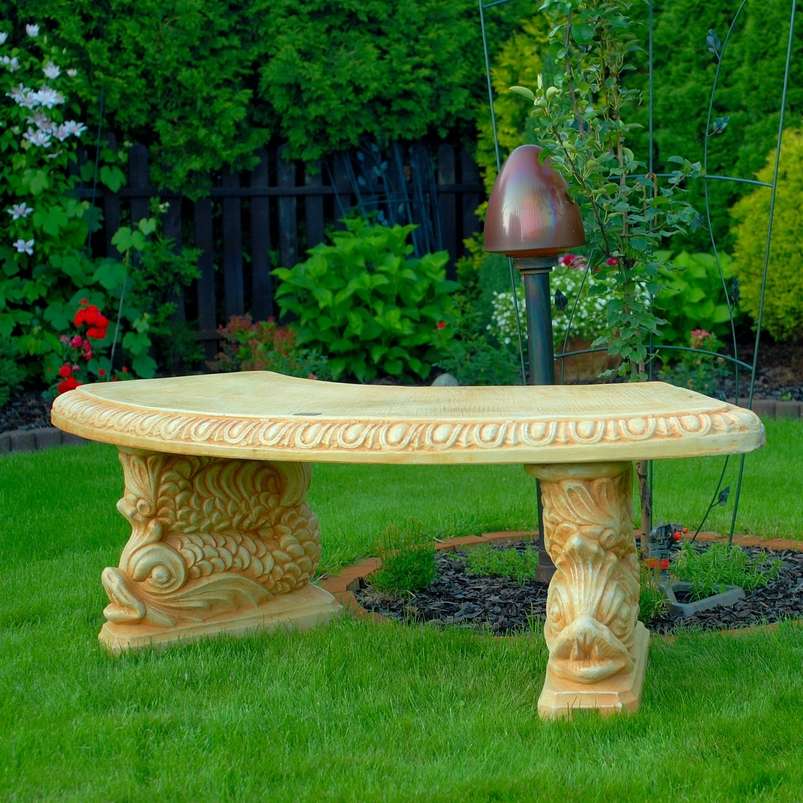 Steinbank Stylischer Groß mit Fischen