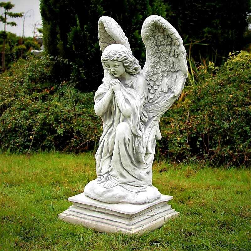 Steinfigur Andächtiger Engel