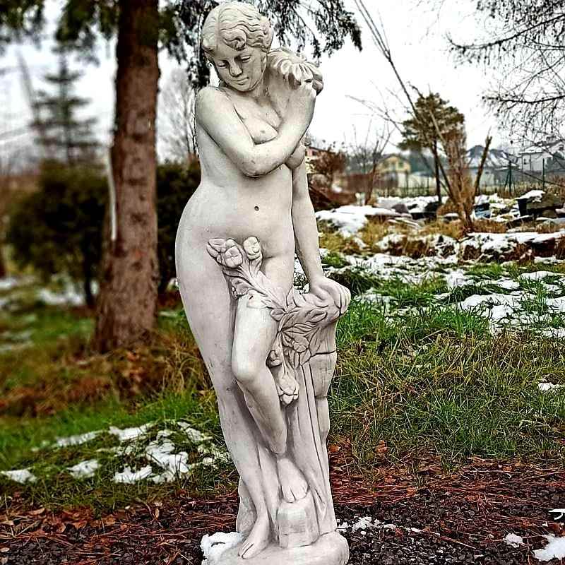 Steinfigur Arystea mit Blume