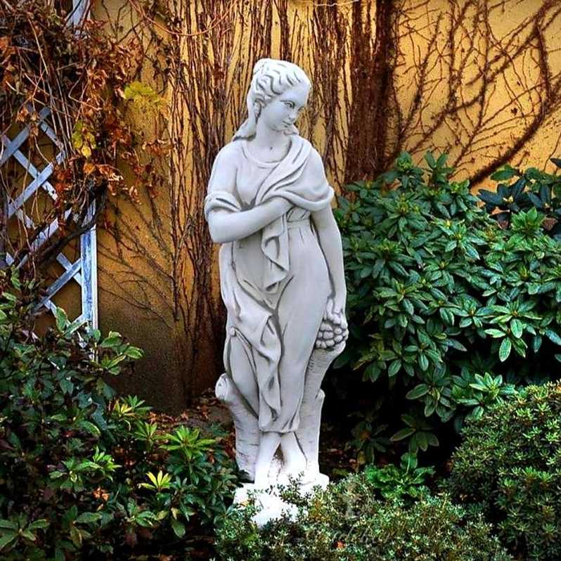 Steinfigur Dame in Gewändern