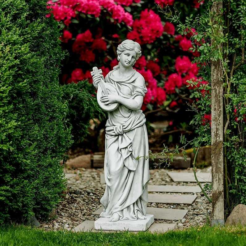 Steinfigur Elpidia mit Mandoline