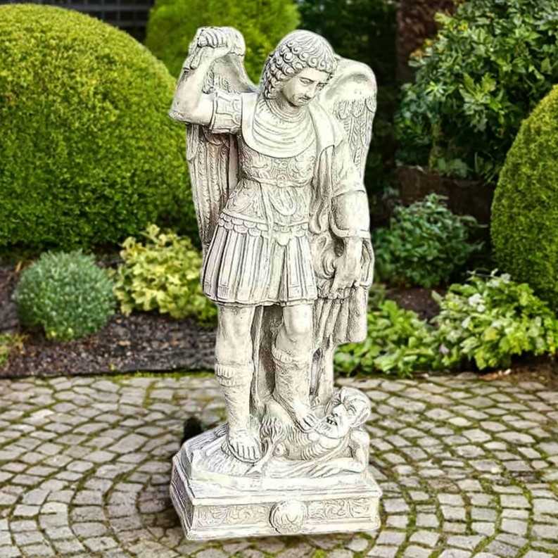 Steinfigur Erzengel Michael