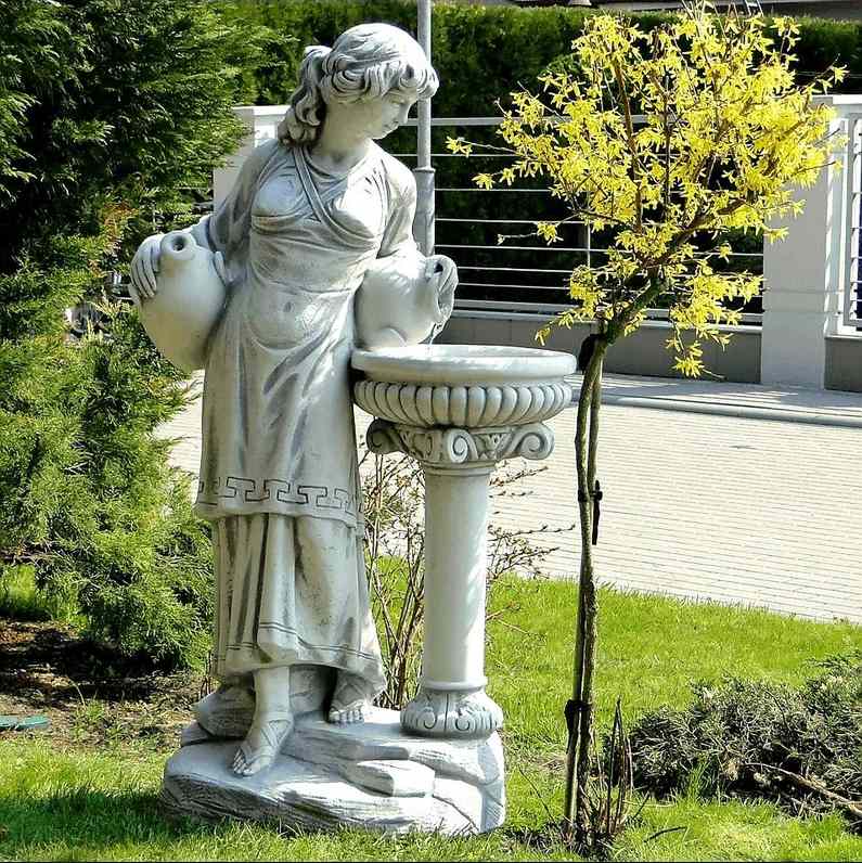 Steinfigur Frau an einer Schale