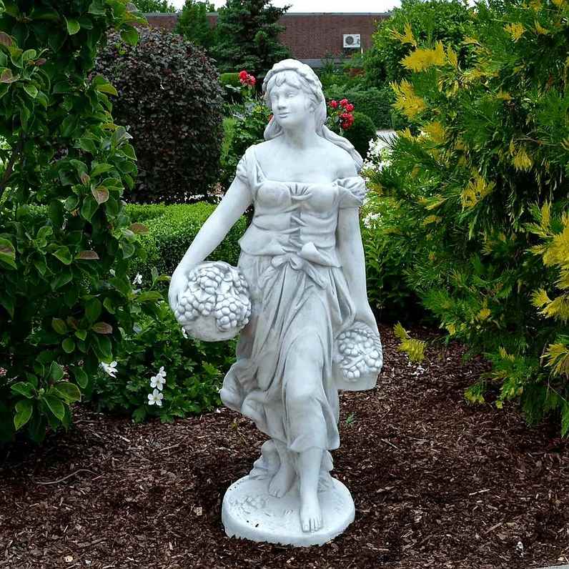 Steinfigur Frau mit Weinkörben