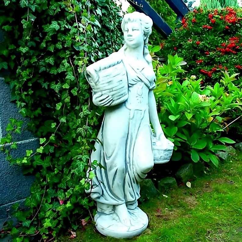 Steinfigur Frau mit zwei Körben klein