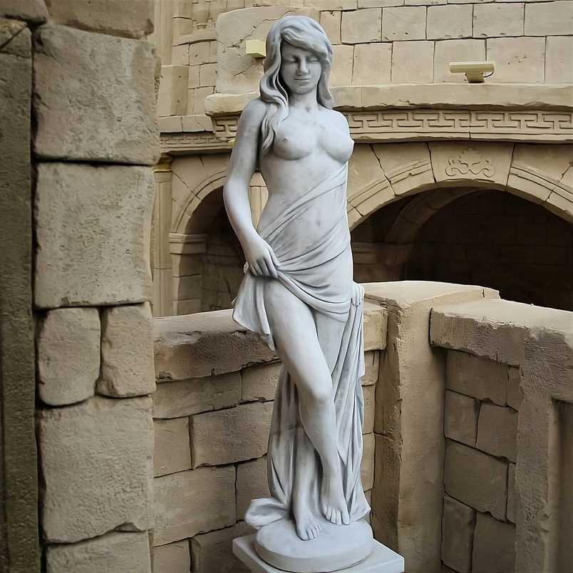 Steinfigur Goldhaar in ein Gewand gehüllt