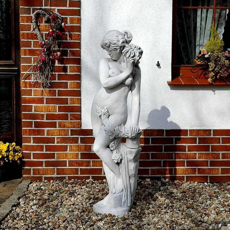 Steinfigur Göttin in Blumen
