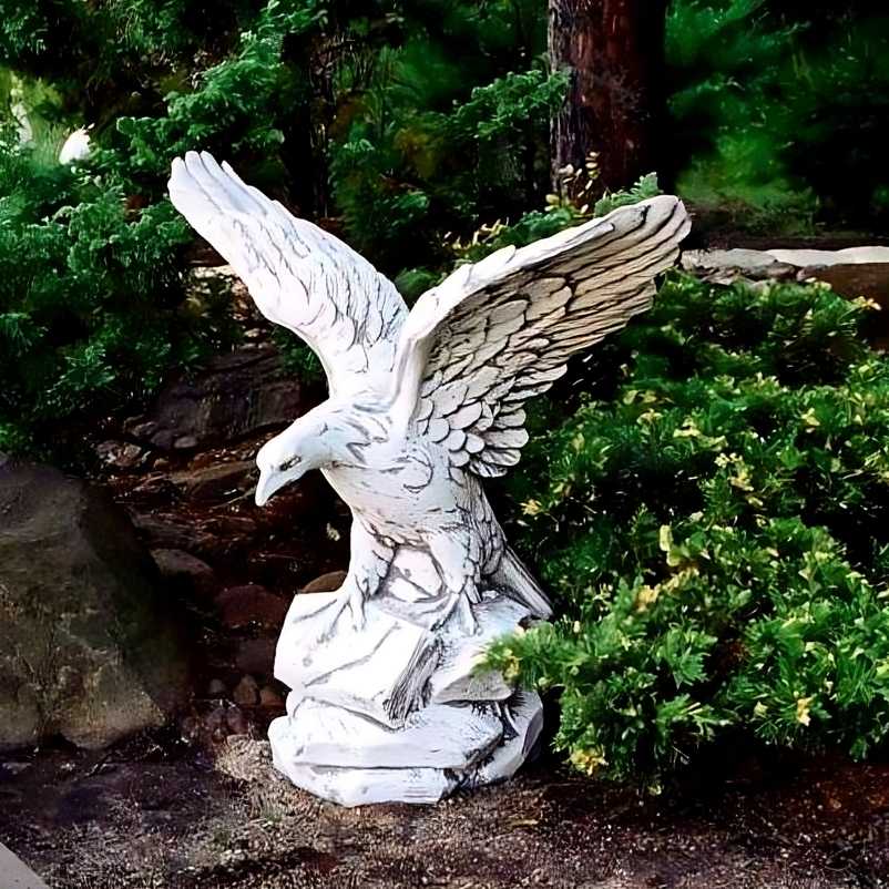 Steinfigur Großer Adler auf dem Felsen