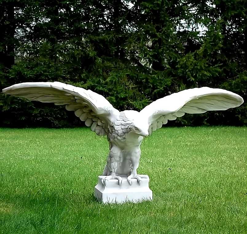 Steinfigur Großer Adler im Flug
