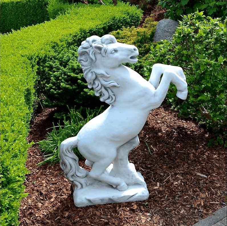 Steinfigur Großer Pferd