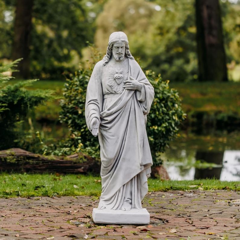 Steinfigur Jesus mit offenem Herzen
