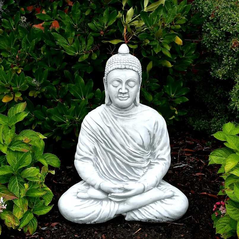 Steinfigur Meditierender Buddha in Gewand