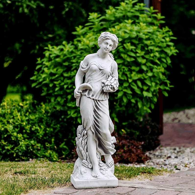 Steinfigur Schöne Erntefrau