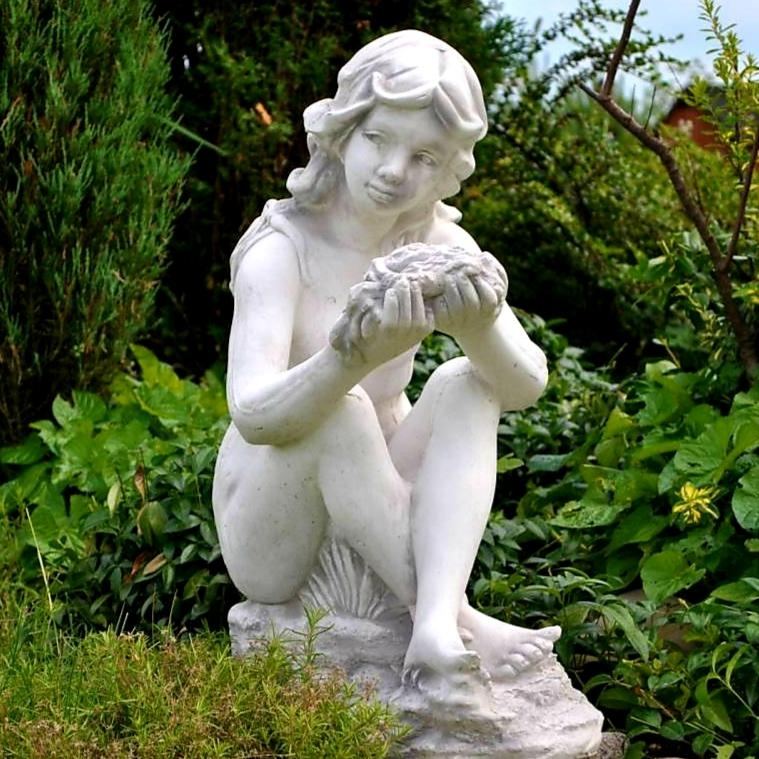 Steinfigur Sitzende Frau im Wasser