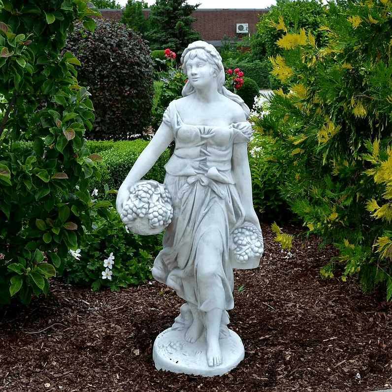 Steinfigur Sybilla mit zwei Körben