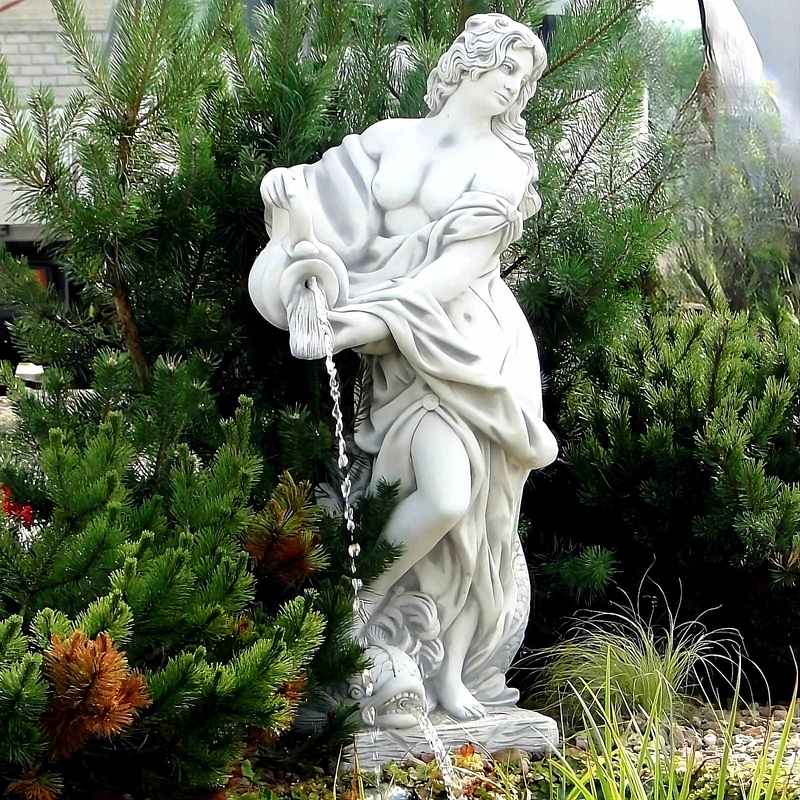 Steinfigur Überlaufende Goldhaarige mit Krug und Fisch