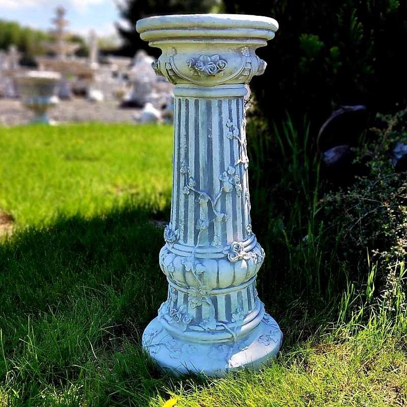 Steinsäule hoch mit Zweigen