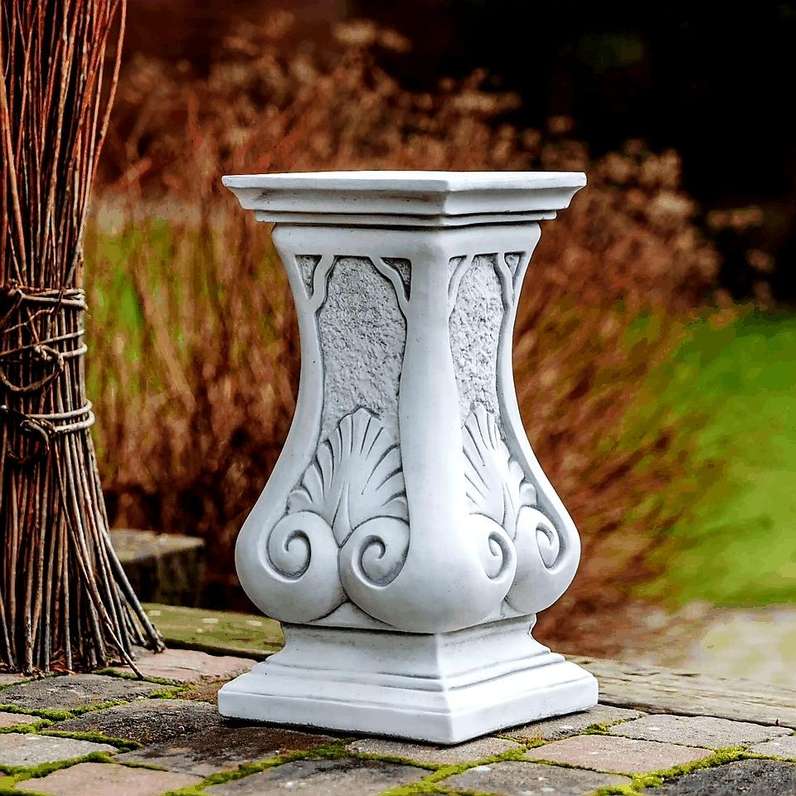 Steinsäule mit Taillierung