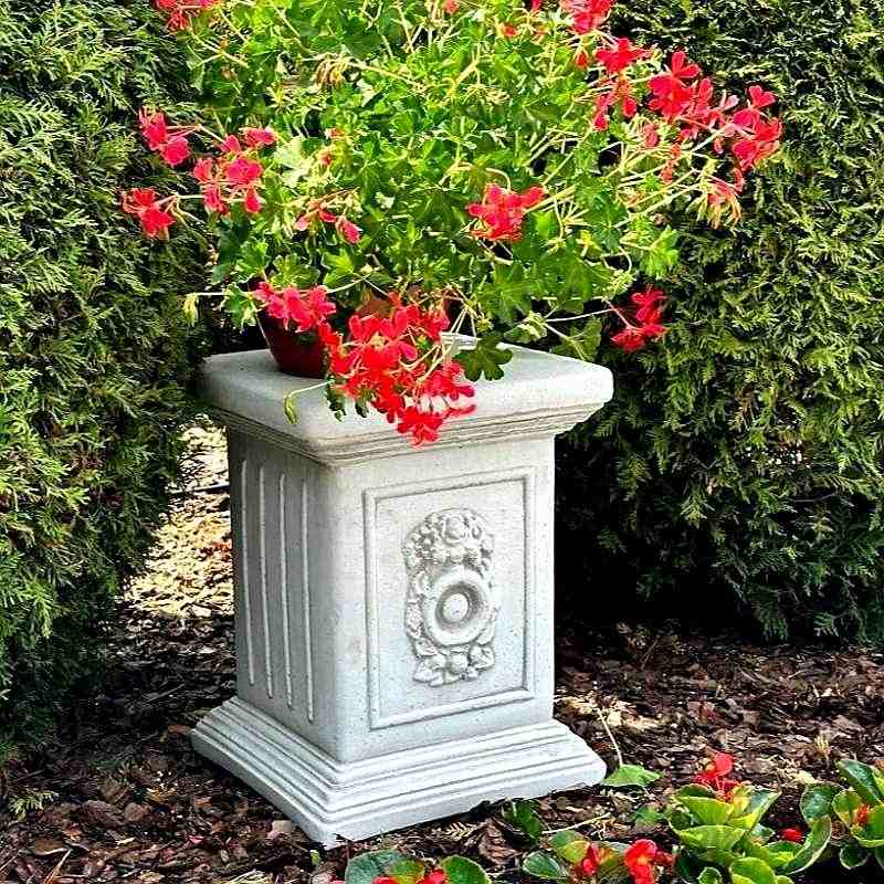 Steinsäule Quadratische mit Gesicht