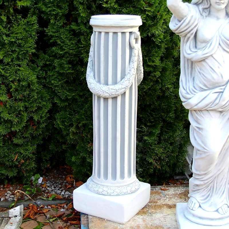 Steinsäule mit Bändern