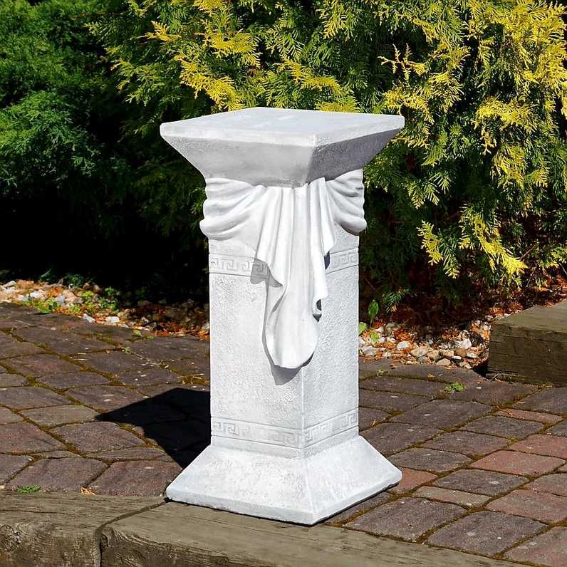 Steinsäule mit Gewand