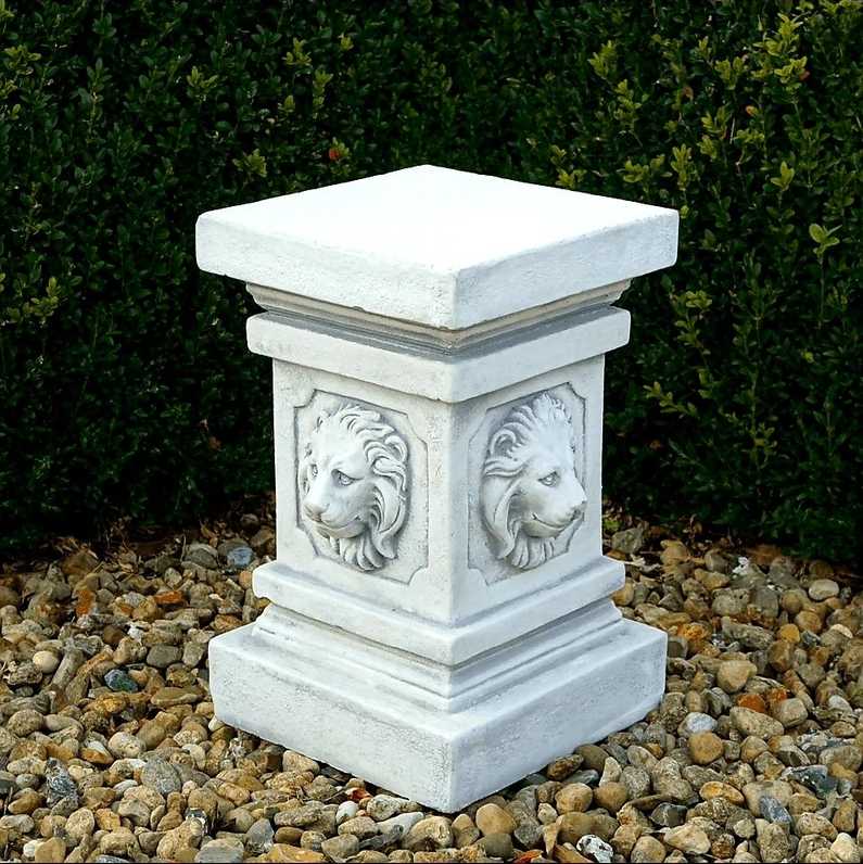 Steinsäule mit Löwenköpfen