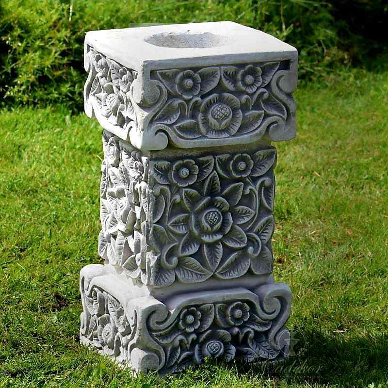 Steinsockel Dämonisch