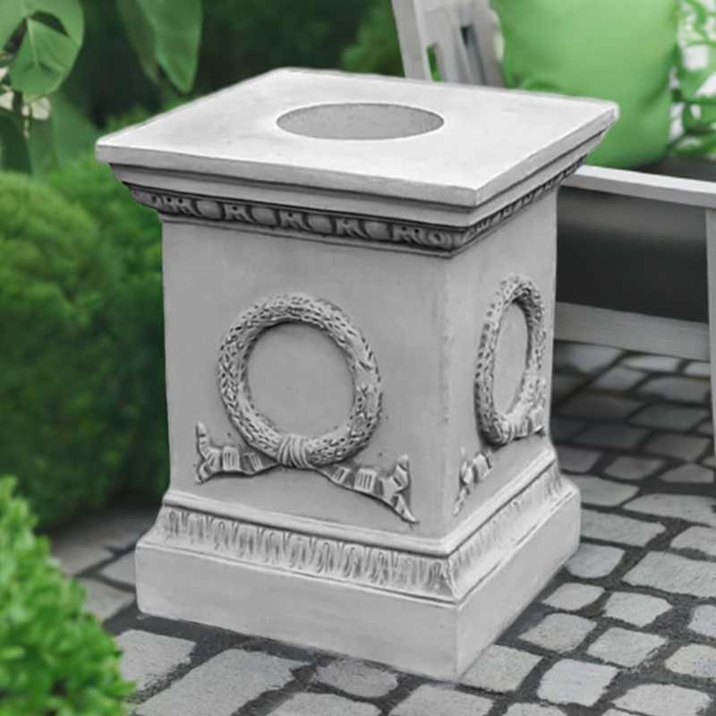 Steinsockel mit Lorbeer