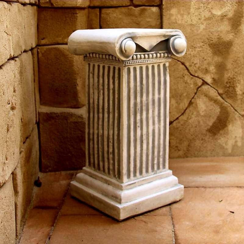 Steinsockel quadratisch mit Voluten