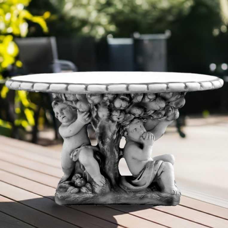 Steintisch Kinder unter dem Baum
