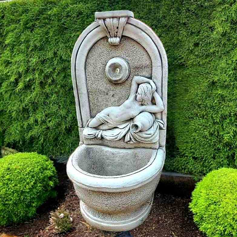 Wandbrunnen mit Frau